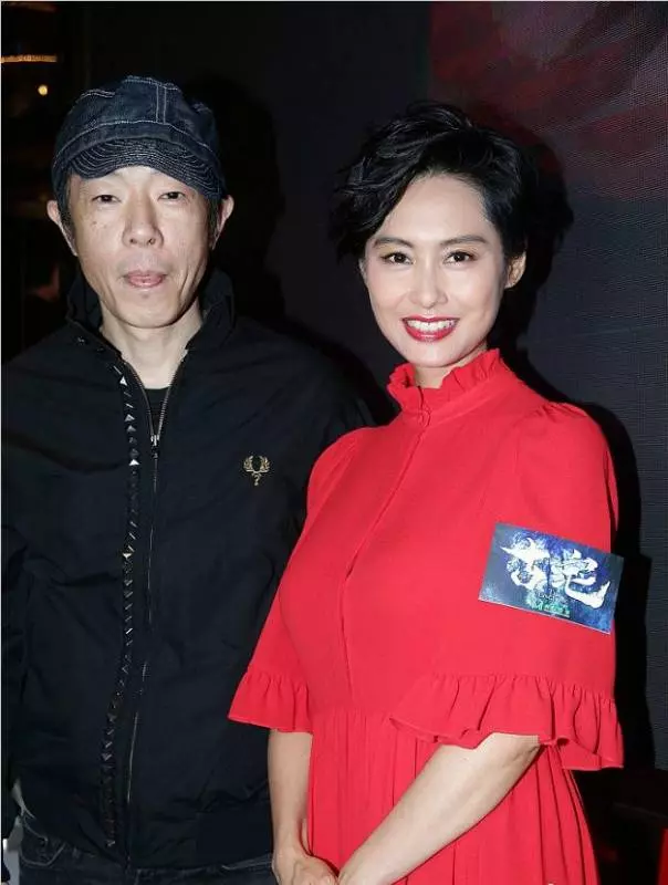 46歲朱茵現身某活動,零修圖依然美到發光,老公跟其左右隨行守護