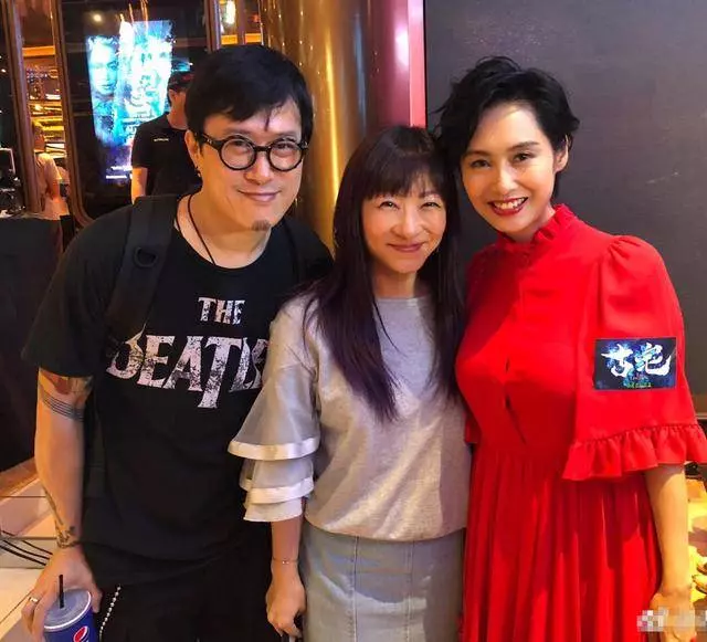 46歲朱茵現身某活動,零修圖依然美到發光,老公跟其左右隨行守護