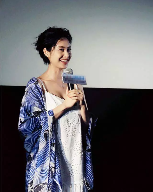 46歲朱茵現身某活動,零修圖依然美到發光,老公跟其左右隨行守護