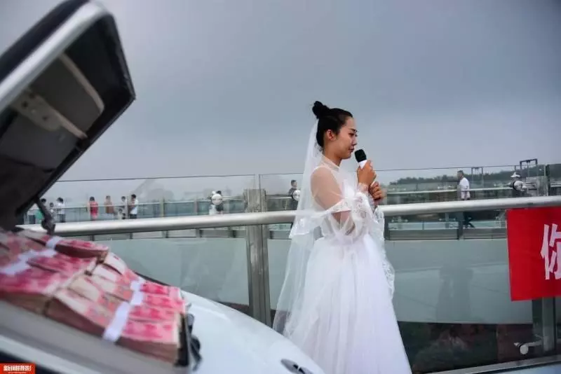 獨生女擺100萬鈔票,你敢走過來就嫁給你,結果男孩認慫!