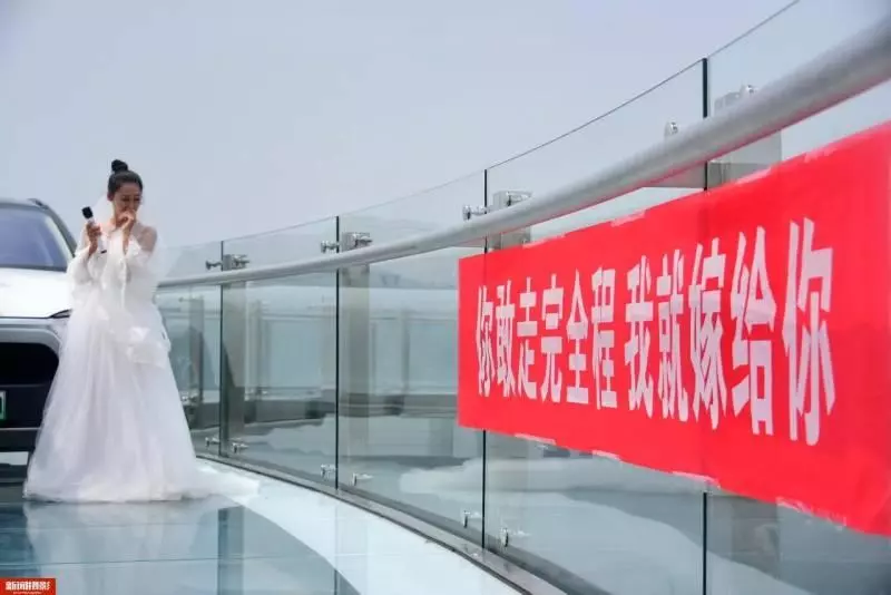 獨生女擺100萬鈔票,你敢走過來就嫁給你,結果男孩認慫!