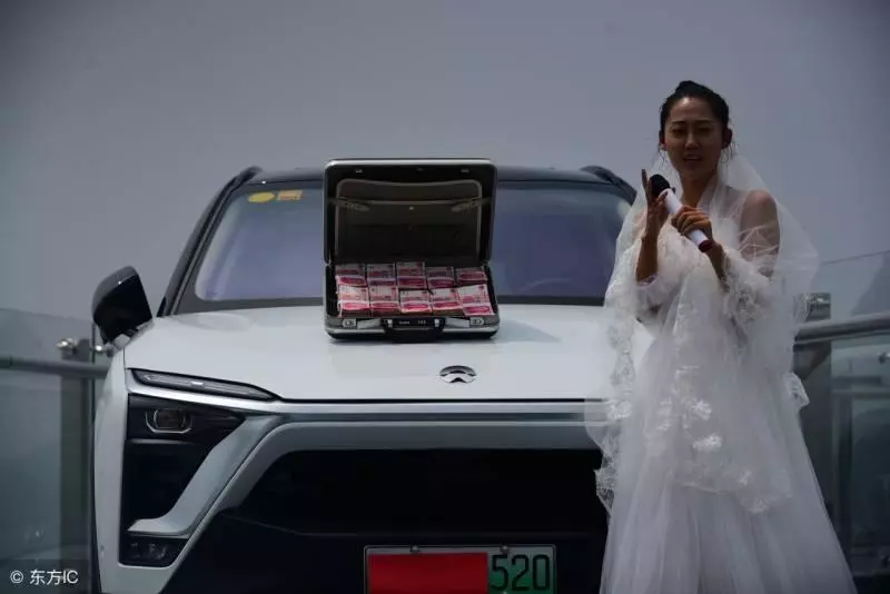獨生女擺100萬鈔票,你敢走過來就嫁給你,結果男孩認慫!