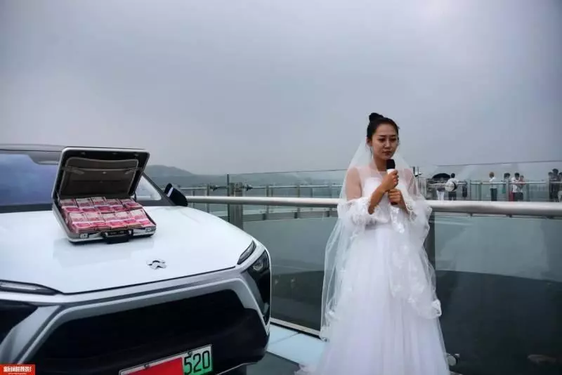獨生女擺100萬鈔票,你敢走過來就嫁給你,結果男孩認慫!