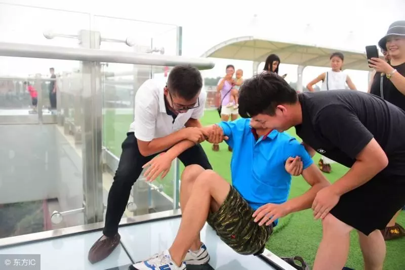 獨生女擺100萬鈔票,你敢走過來就嫁給你,結果男孩認慫!