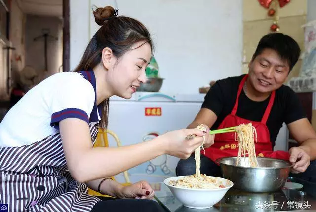 女子當年穿名牌開奔馳,丈夫破產後不離不棄,抵押豪車擺攤賣炸串!