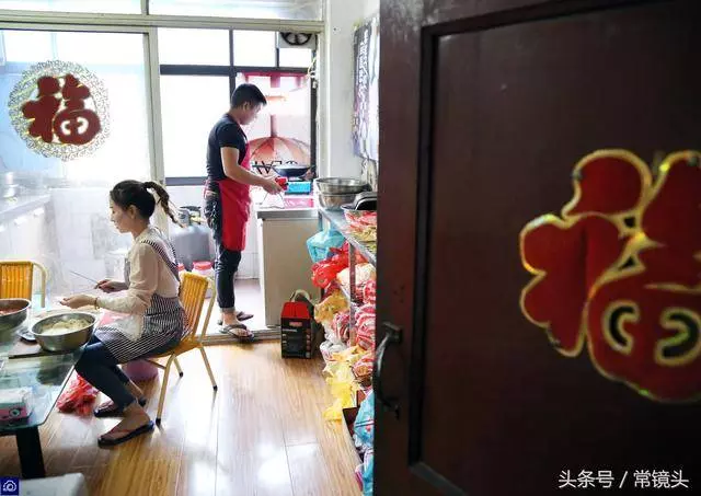 女子當年穿名牌開奔馳,丈夫破產後不離不棄,抵押豪車擺攤賣炸串!