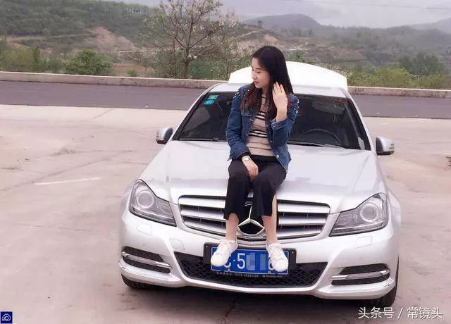 女子當年穿名牌開奔馳,丈夫破產後不離不棄,抵押豪車擺攤賣炸串!