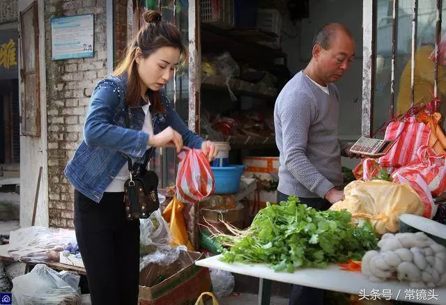 女子當年穿名牌開奔馳,丈夫破產後不離不棄,抵押豪車擺攤賣炸串!