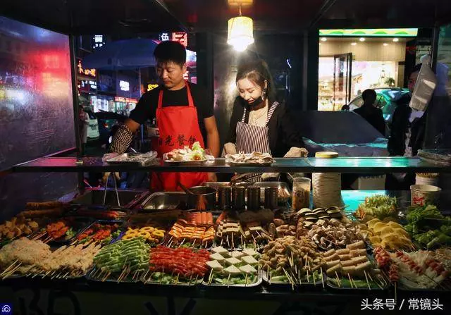 女子當年穿名牌開奔馳,丈夫破產後不離不棄,抵押豪車擺攤賣炸串!