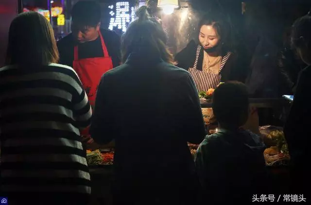 女子當年穿名牌開奔馳,丈夫破產後不離不棄,抵押豪車擺攤賣炸串!