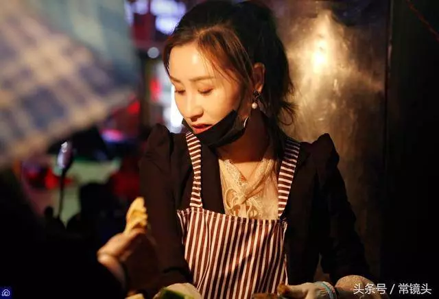 女子當年穿名牌開奔馳,丈夫破產後不離不棄,抵押豪車擺攤賣炸串!