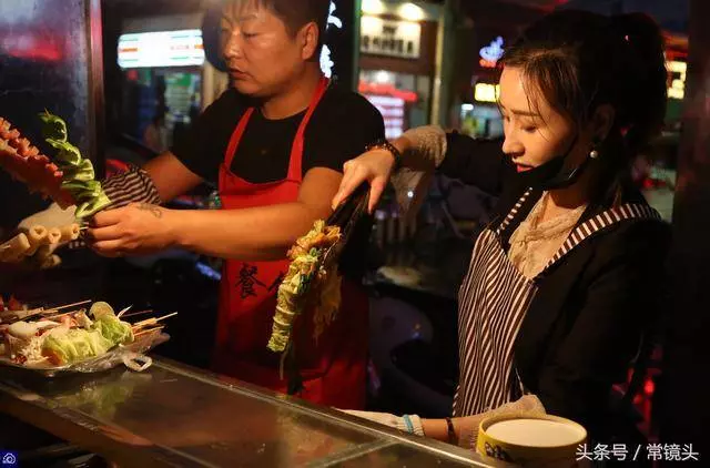 女子當年穿名牌開奔馳,丈夫破產後不離不棄,抵押豪車擺攤賣炸串!