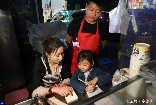 女子當年穿名牌開奔馳,丈夫破產後不離不棄,抵押豪車擺攤賣炸串!