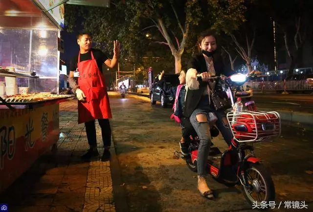 女子當年穿名牌開奔馳,丈夫破產後不離不棄,抵押豪車擺攤賣炸串!