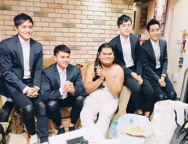 她被人罵做黑丑胖,但是她的男友卻讓人羨慕,這個世界不公平!