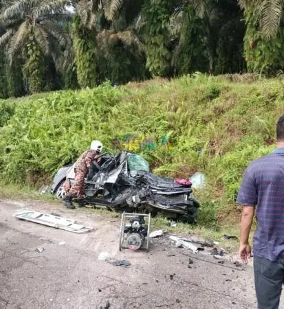 2車相撞奪2命 轎車變廢鐵