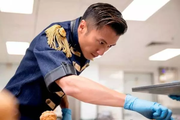 謝霆鋒幫駝背老奶奶推車 親民行為「一路幫推還陪說笑」 | 東方網 | 馬來西亞東方日報