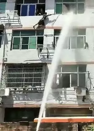 女子欲跳樓 消防員用水槍噴射救人 | 東方網 | 馬來西亞東方日報