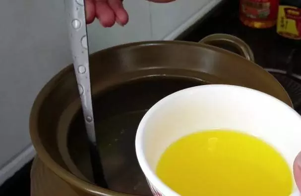 80歲阿嬤燉雞湯鮮美的秘訣,配料與做法簡單,女人喝了補氣養血,老人孩子喝了增強抵抗力!