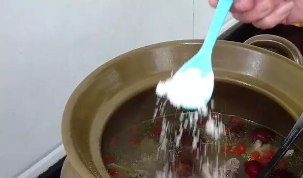 80歲阿嬤燉雞湯鮮美的秘訣,配料與做法簡單,女人喝了補氣養血,老人孩子喝了增強抵抗力!
