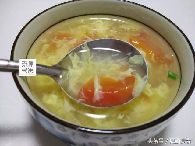 西紅柿雞蛋湯,很多人都做錯了,學會這個小竅門,蛋花漂亮又美味