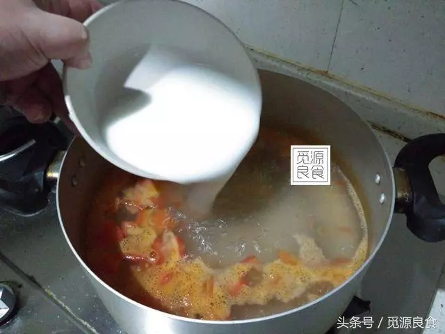 西紅柿雞蛋湯,很多人都做錯了,學會這個小竅門,蛋花漂亮又美味