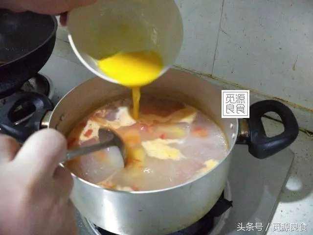 西紅柿雞蛋湯,很多人都做錯了,學會這個小竅門,蛋花漂亮又美味