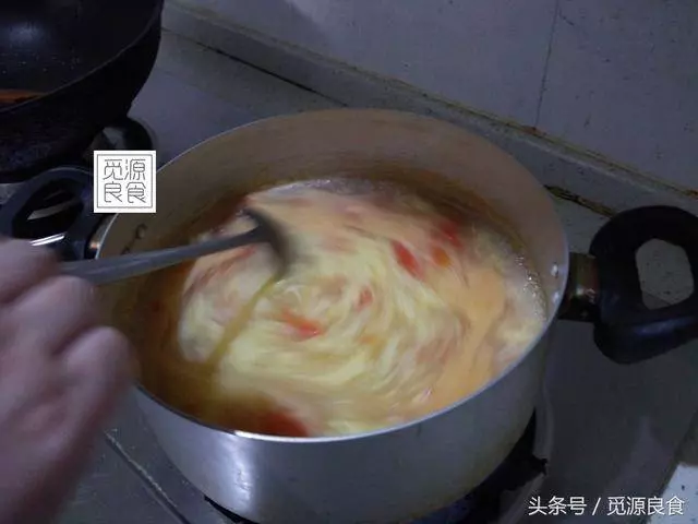 西紅柿雞蛋湯,很多人都做錯了,學會這個小竅門,蛋花漂亮又美味