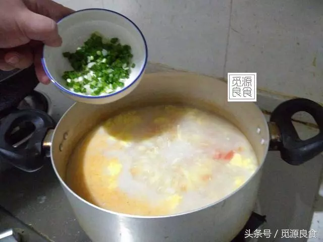 西紅柿雞蛋湯,很多人都做錯了,學會這個小竅門,蛋花漂亮又美味