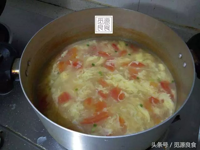 西紅柿雞蛋湯,很多人都做錯了,學會這個小竅門,蛋花漂亮又美味