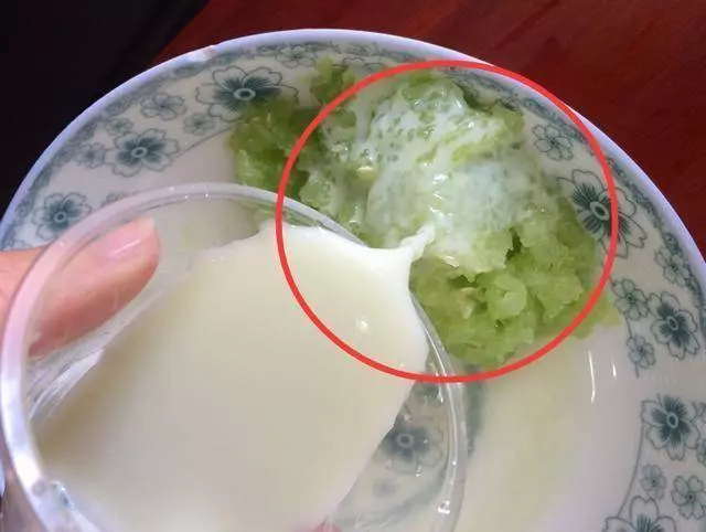女人長眼袋顯老又難看?抹點廚房便宜貨,不出半月撫平眼袋顯年輕