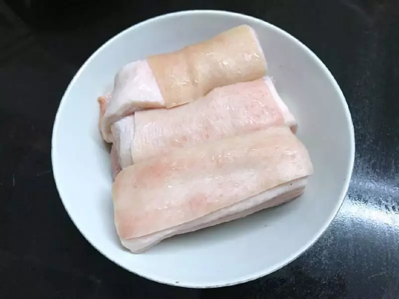五花肉不炒不煮,這麼做,皮脆肉嫩不油膩,一口一塊真過癮!