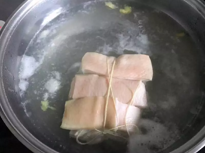 五花肉不炒不煮,這麼做,皮脆肉嫩不油膩,一口一塊真過癮!