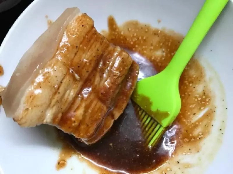 五花肉不炒不煮,這麼做,皮脆肉嫩不油膩,一口一塊真過癮!