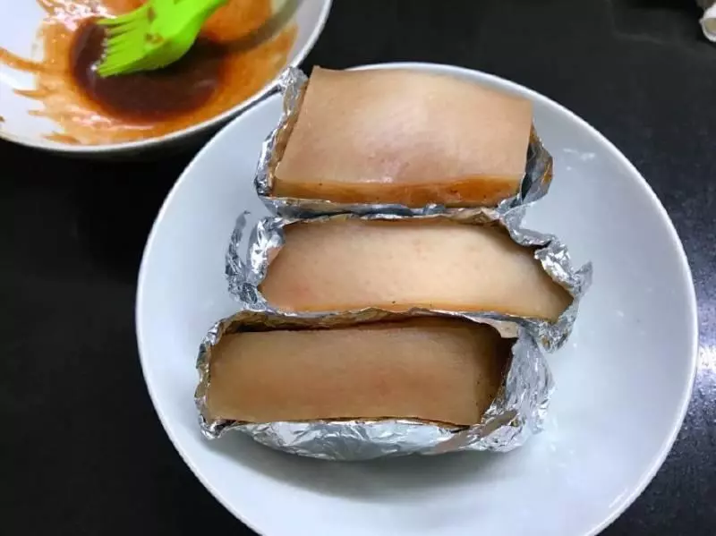 五花肉不炒不煮,這麼做,皮脆肉嫩不油膩,一口一塊真過癮!