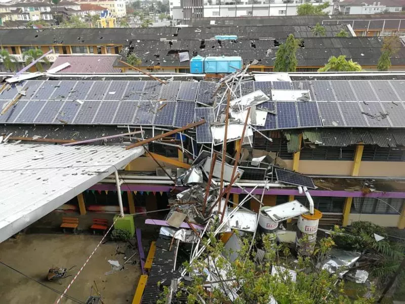 【吉華國民型華文中學】清晨狂風暴雨毀屋頂,造成2學生傷2車壓毀 -