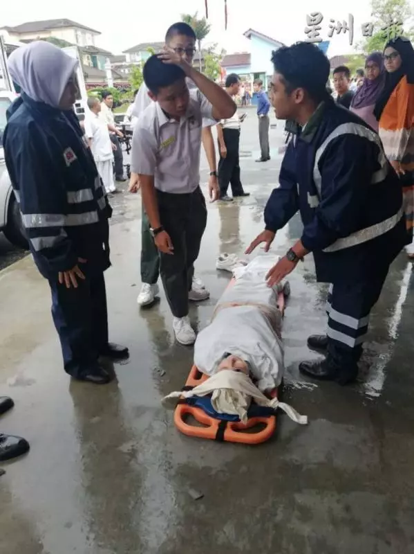 【吉華國民型華文中學】清晨狂風暴雨毀屋頂,造成2學生傷2車壓毀 -