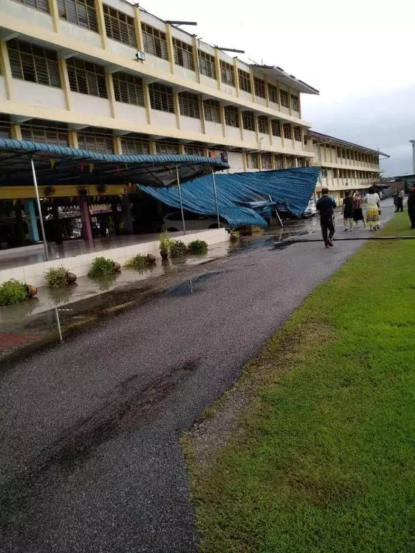 【吉華國民型華文中學】清晨狂風暴雨毀屋頂,造成2學生傷2車壓毀 -