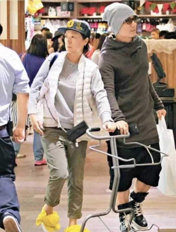 50歲任賢齊「一雙兒女顏值爆表」,但當大家看見他「妻子」時都震驚了真的好美好漂亮 -