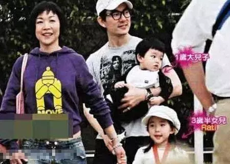 50歲任賢齊「一雙兒女顏值爆表」,但當大家看見他「妻子」時都震驚了真的好美好漂亮 -