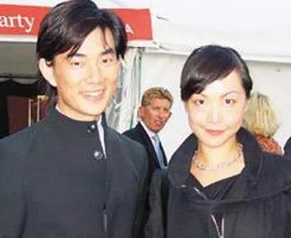 50歲任賢齊「一雙兒女顏值爆表」,但當大家看見他「妻子」時都震驚了真的好美好漂亮 -