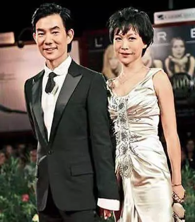 50歲任賢齊「一雙兒女顏值爆表」,但當大家看見他「妻子」時都震驚了真的好美好漂亮 -