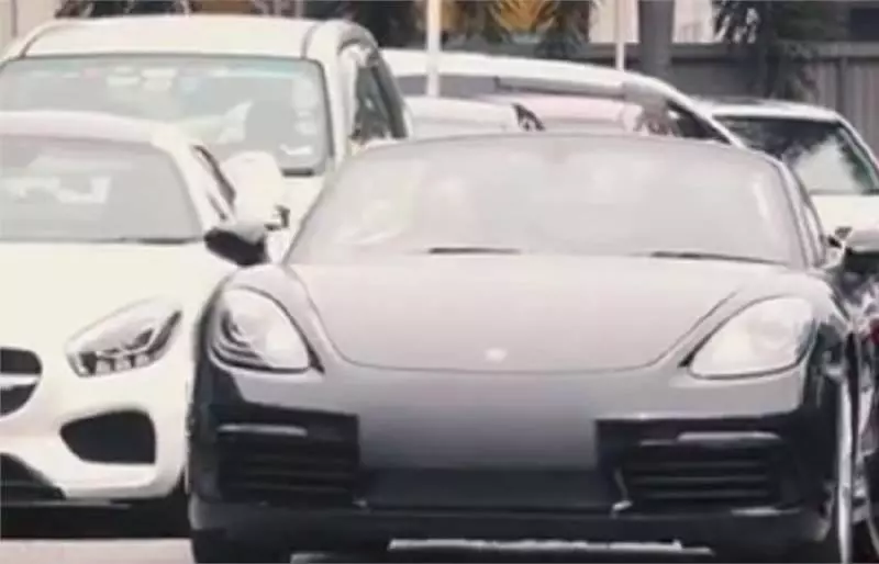 太解氣男子穿短褲、拖鞋去買車,銷售員不識真相,狗眼看人低結局被狠狠打臉 -