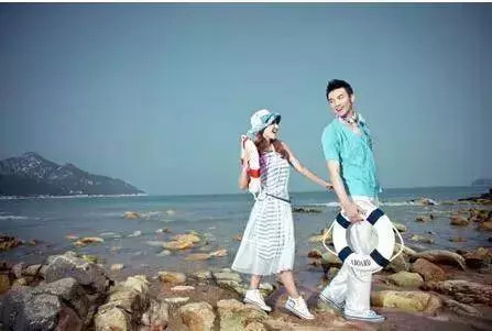 小叔子結婚了,婆婆卻不讓我參加聽到鄰居說的話後,我跑去憤怒地掀翻了桌