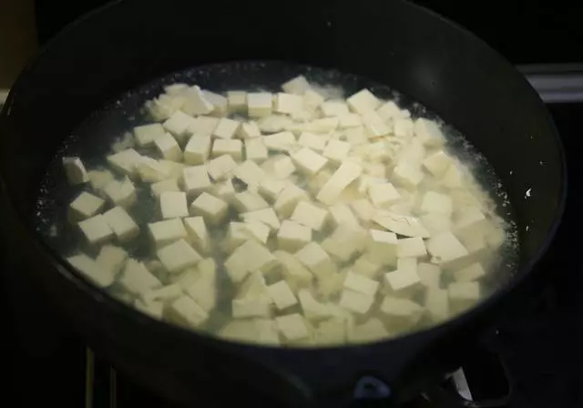 豆腐這麼做,好吃不一般顏色亮味道香,簡單省事連鹽都不用