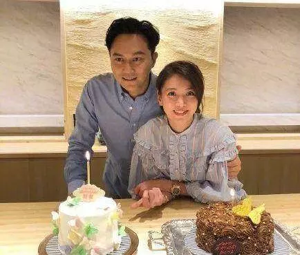 人到中年的袁詠儀再留長發,重回顏值巔峰,張智霖真的是賺到了
