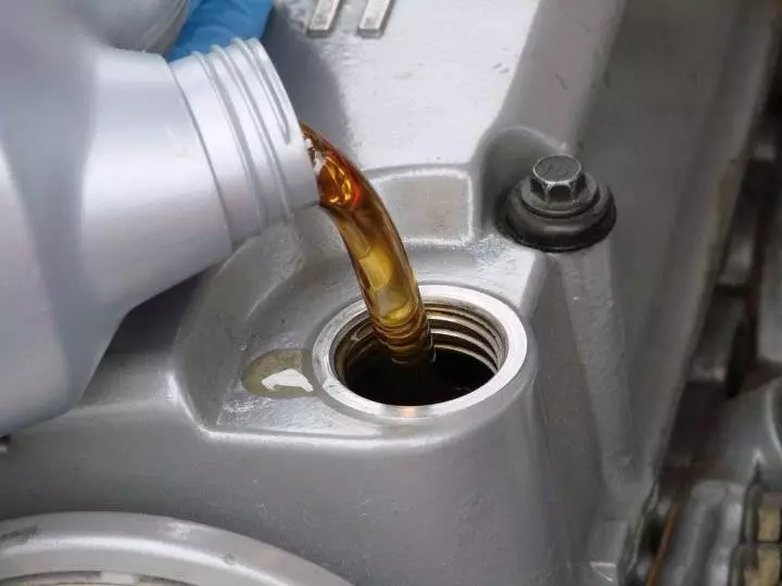大馬驚現大量黑心滑機油大家換黑油的時候千萬要小心,有這4種特徵的滑機油你一定不能買