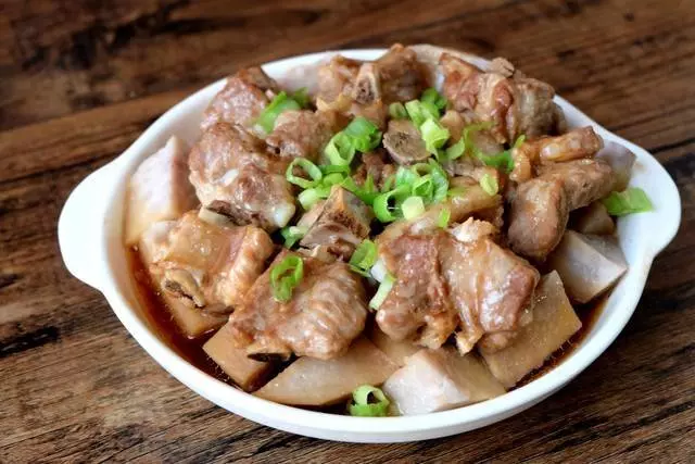芋頭和排骨一起蒸,簡單易做營養美味