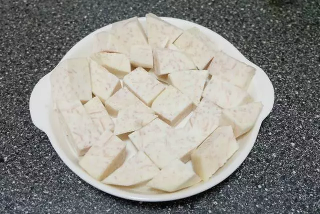 芋頭和排骨一起蒸,簡單易做營養美味