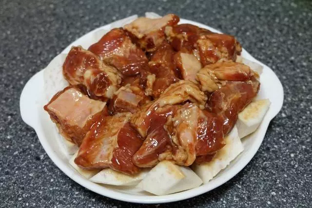 芋頭和排骨一起蒸,簡單易做營養美味